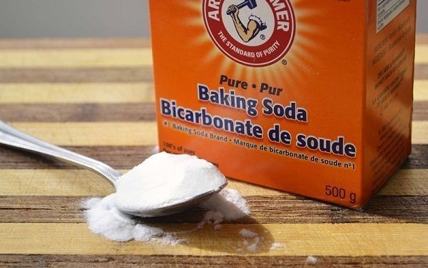 Bột baking soda rất hữu dụng trong loại bỏ các vết bẩn cứng đầu