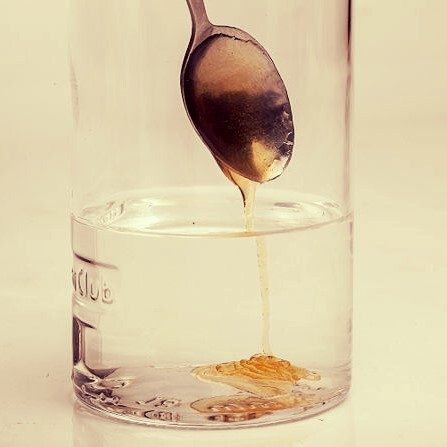 Dùng cốc nước thử phân biệt mật ong nguyên chất