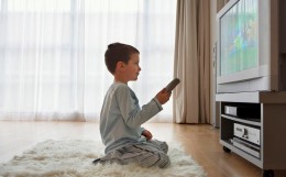 Tác hại của việc xem tivi quá nhiều đối với trẻ nhỏ