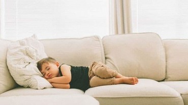 Ngủ trên ghế sofa có hại cho sức khỏe nhiều hơn bạn nghĩ