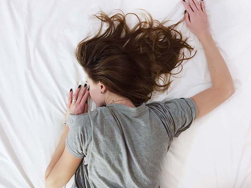 Vì sao nằm đệm bị nóng lưng? 9 cách cải thiện cho bạn giấc ngủ ngon hơn 