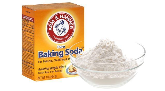 Kết hợp Baking soda với nước lạnh để loại bỏ ẩm mốc trên đệm cao su thiên nhiên