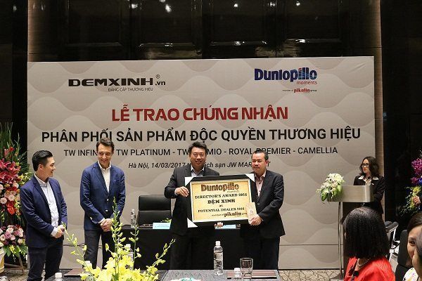Ông Nguyễn Văn Xuân – Giám đốc hệ thống Đệm Xinh nhận chứng nhận độc quyền từ đại diện Dunlopillo