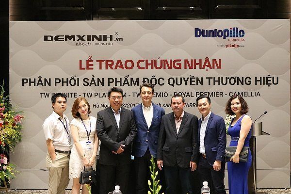 Giám đốc Nguyễn Văn Xuân chụp hình lưu liệm với đại diện Dunlopillo