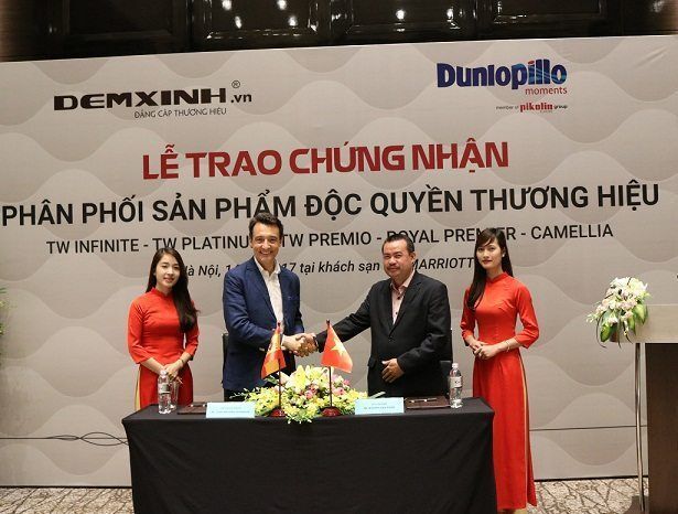  Mr. Antonio Gonzalez, CEO Pikolin Group và Ông Nguyễn Văn Xuân, đại diện Đệm Xinh trong buổi trao chứng nhận sản phẩm độc quyền tại khách sạn JW Mariot