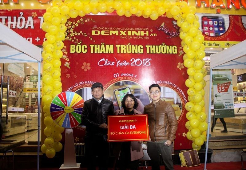 Các khách hàng Lê Thị Mai Hương, Nguyễn Hải Sơn và Phan Tiến Dũng nhận giải 3 từ Đệm Xinh
