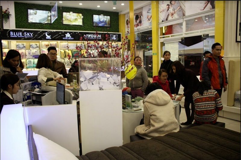 Rất nhiều khách hàng đến mua sắm và tham dự chương trình bốc thăm trúng thưởng tại Đệm Xinh Luxury 64 Đường Láng