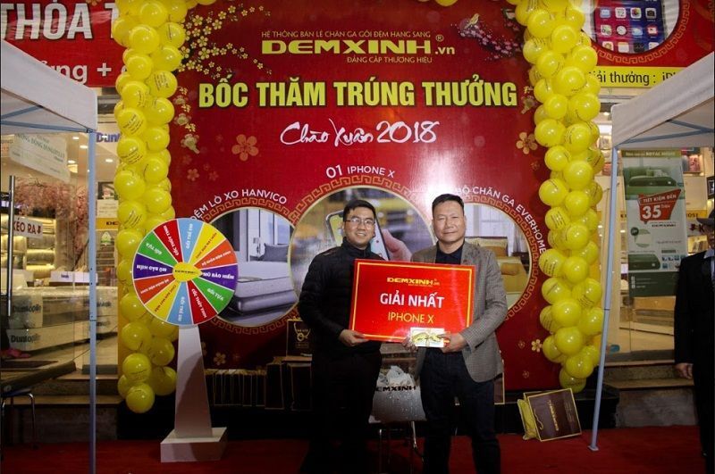 Khách hàng Lương Quốc Vy(phải) nhận giải nhất - 01 chiếc điện thoại iPhone X từ Đệm Xinh