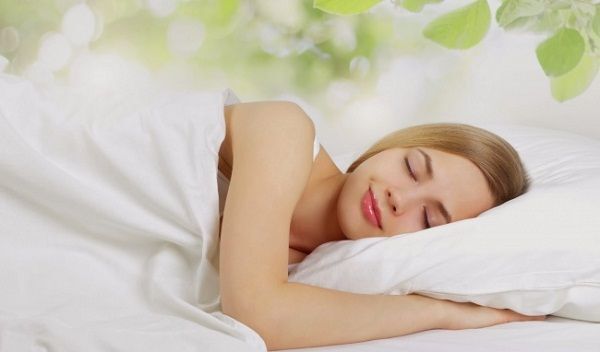 Ngủ đủ giấc giúp duy trì và bảo vệ sự tươi trẻ của làn da