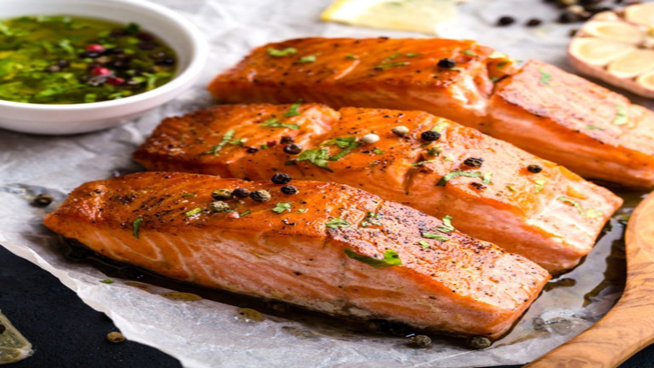 Một bữa ăn tối nhẹ với phần cá hồi sốt tiêu đen hoặc kết hợp với một chút khoai tây sẽ giúp bạn luôn ngon giấc.