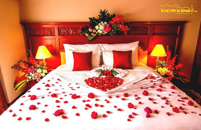 Gấp chăn phòng cưới kết hợp với hoa tươi