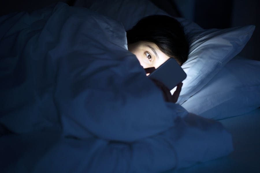 Sử dụng thiết bị điện tử trước khi đi ngủ