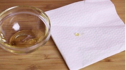 Dùng khăn giấy phân biệt mật ong nguyên chất