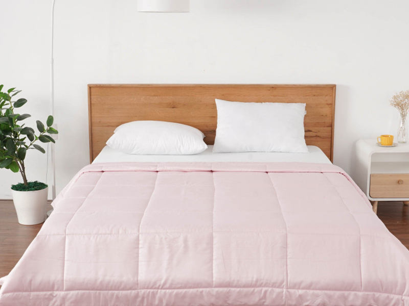 Bộ drap giường thoáng mát hớn sẽ cải thiện tình trạng nóng lưng khi ngủ