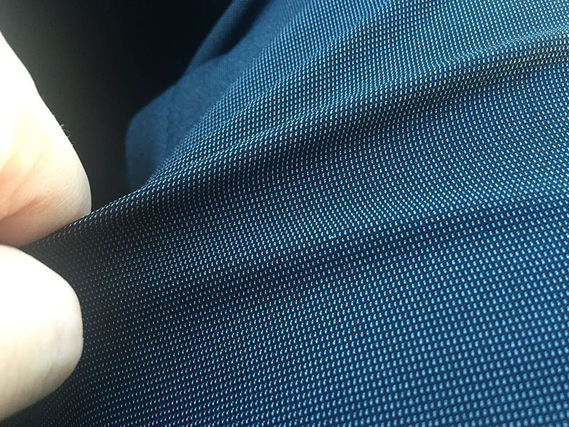 Đặc điểm của vải polyester là một loại vải sợi tổng hợp