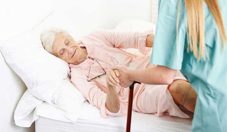 Người bệnh nằm liệt giường dễ gặp tình trạng lở loét