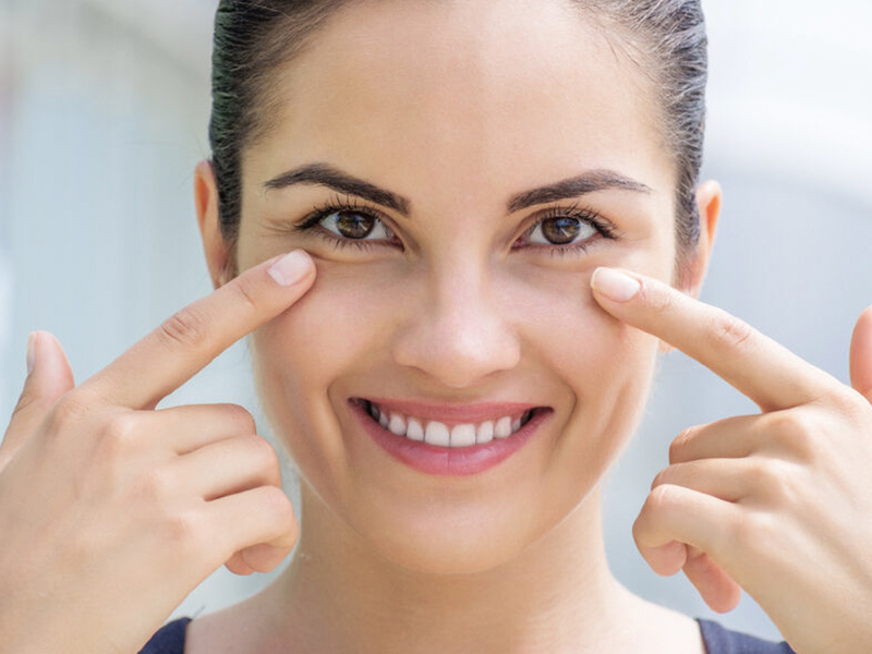 Nên massage cho vùng mắt để giảm mết mỏi cho mắt hạn chế mắt bị sưng