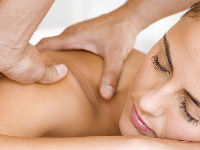 Massage cũng là một liệu pháp tốt tránh đau bả vai