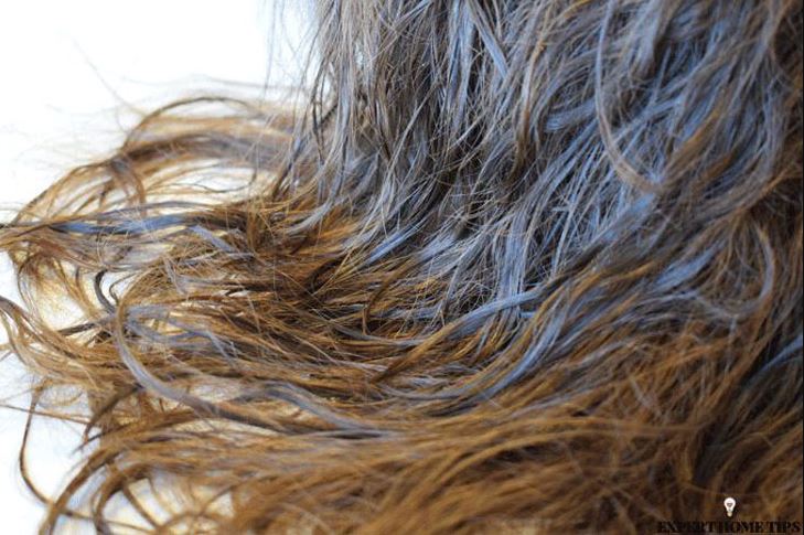 Ngủ khi tóc còn ướt gây hại cho tóc và da đầu