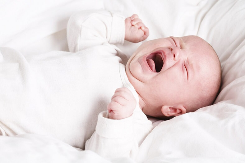 Các vấn đề về bệnh lý cũng là nguyên nhân khiến bé ngủ không ngon