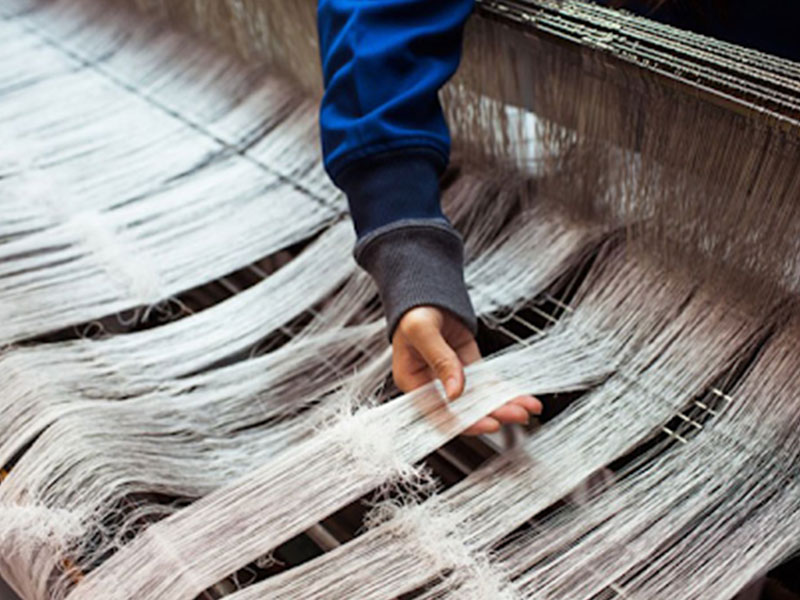 Những người thợ sắp xếp các sợi bông ngang dọc để tạo thành tấm vải