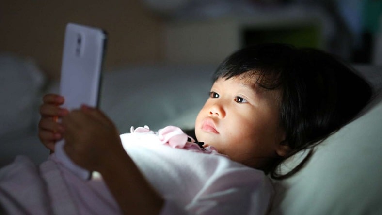 Trẻ tiếp xúc nhiều với điện thoại, máy tính trước khi ngủ