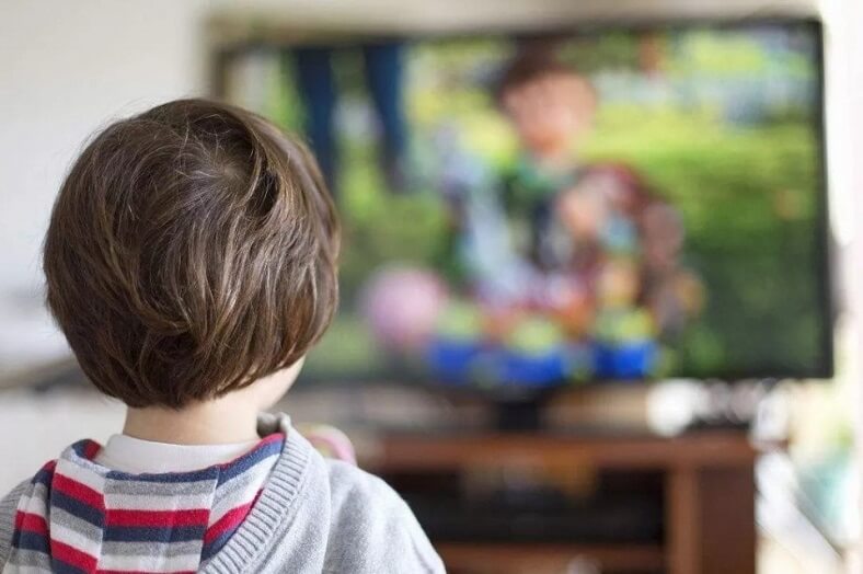 Xem ti vi quá nhiều có tác hại gì cho trẻ nhỏ?